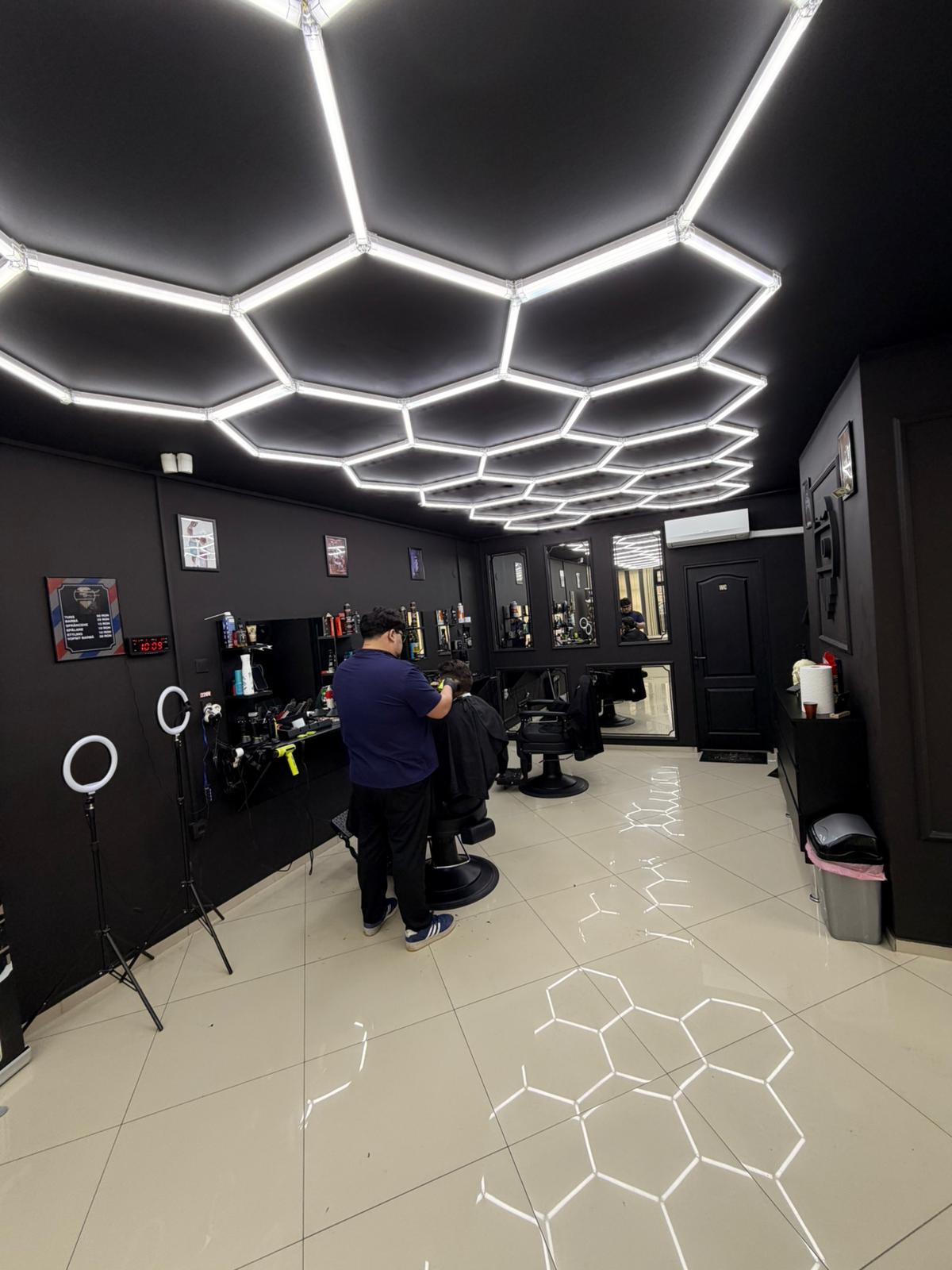Atmosfera din salonul D Barbershop Carei